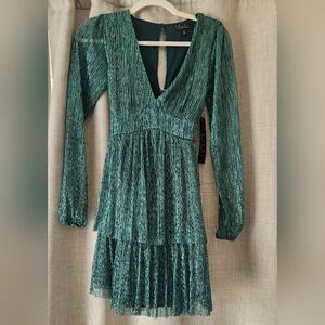 Elegant Green Long-Sleeve Dress